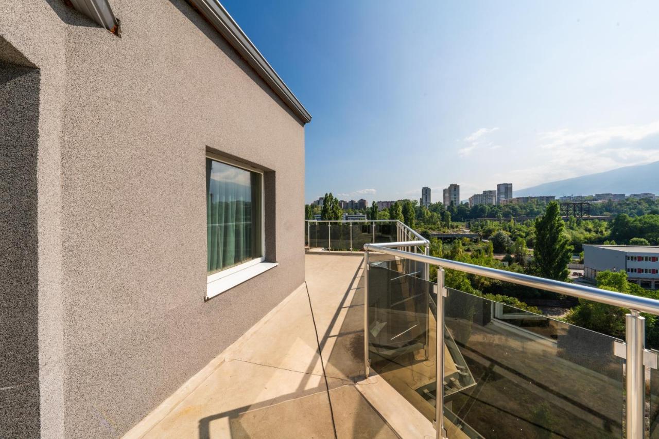 2 Bedrooms, Parking, Balcony With A View